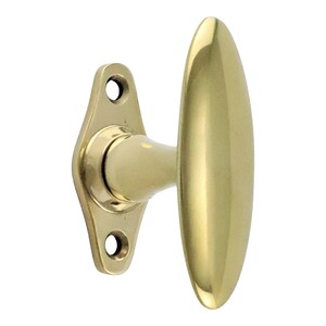 Könnte beinhalten: Ein polierter Messing-Türgriff mit einem ovalen Hebel und einer rechteckigen Grundplatte mit zwei Schraubenlöchern.