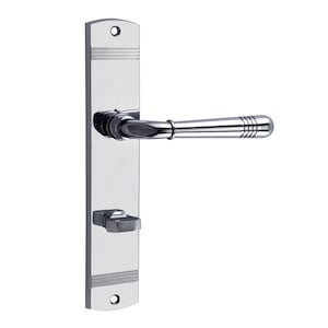 Könnte beinhalten: Ein polierter verchromter Türgriff mit einem Hebeldesign und einer dekorativen Rückplatte. Der Griff hat ein abgerundetes Ende und eine subtile Rille, die sich über die gesamte Länge erstreckt.