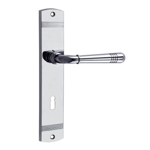 Op de afbeelding: Een gepolijste chromen deurknop met een hendelontwerp en een sleutelgat. De knop heeft een rechthoekige achterplaat met decoratieve lijnen.