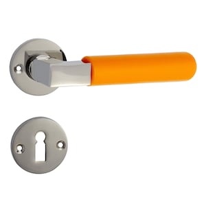 Può includere: Una maniglia per porta argentata con una leva in plastica arancione. La maniglia ha una base rotonda con un buco per la chiave.
