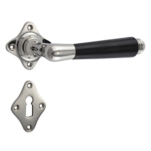 Könnte beinhalten: Ein polierter Nickel-Türgriff mit einem schwarzen Holzhebel. Der Griff hat eine Schlüssellochabdeckung.