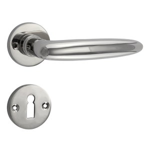 Puede incluir: Una manija de puerta cromada pulida con una palanca redondeada y una tapa de cerradura separada.