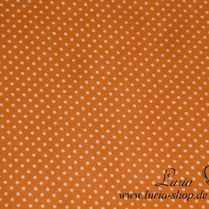 Könnte beinhalten: Orangener Stoff mit weißen Punkten. Der Stoff ist glatt und hat einen dezenten Glanz. Die Punkte sind gleichmäßig verteilt und haben einen Durchmesser von etwa 6 mm.
