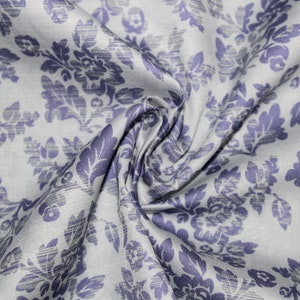 15,70 EUR/metro tecido dirndl flores violeta em cetim de algodão branco