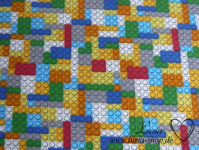 Puede incluir: Una tela colorida con un patr&oacute;n repetitivo de cuadrados de diferentes colores, cada uno lleno de peque&ntilde;os c&iacute;rculos blancos. Los cuadrados est&aacute;n dispuestos en un patr&oacute;n aleatorio, creando un dise&ntilde;o alegre y moderno.