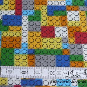 Puede incluir: Una tela colorida con un patr&oacute;n repetitivo de cuadrados de diferentes colores. Cada cuadrado est&aacute; lleno de un patr&oacute;n de peque&ntilde;os c&iacute;rculos. La tela se mide con una regla en cent&iacute;metros.