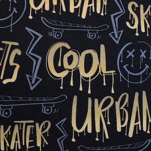 Op de afbeelding: Zwarte achtergrond met gouden en lichtblauwe graffiti-ontwerpen. Het ontwerp bevat skateboards, bliksemschichten, smiley gezichten en woorden als "COOL", "URBAN" en "SKATER".