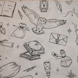 Può includere: Illustrazione in bianco e nero di vari oggetti magici, tra cui un libro con la parola "Magic" sulla copertina, un gufo, una bottiglia di pozione, una bacchetta magica, una luna crescente, una scopa, una borsa, una lanterna, una penna, un rotolo e un cappello.