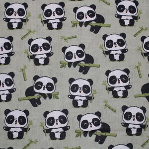 12,60 EUR/m Baumwollstoff Xyou Panda auf grün Kinderstoff Webware 100% Baumwolle