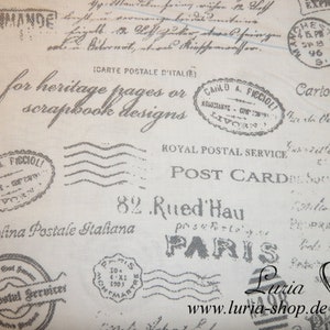 Könnte beinhalten: Cremefarbener Stoff mit Vintage-Post-Thema. Mit grauen Stempeln, Schriftzügen und Sätzen wie "Post Card" und "Royal Postal Service". Der Text enthält "for heritage pages or scrapbook designs."