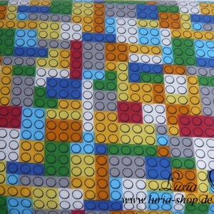 Puede incluir: Una tela colorida con un patr&oacute;n repetitivo de cuadrados de diferentes colores. Cada cuadrado est&aacute; lleno de peque&ntilde;os c&iacute;rculos en blanco, amarillo, naranja, rojo, azul, verde y gris. La tela tiene un fondo blanco.