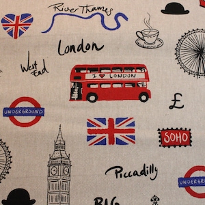 Könnte beinhalten: Ein beigefarbener Stoff mit einem sich wiederholenden Muster aus London-Motiven. Die Illustrationen beinhalten einen roten Doppeldeckerbus, das London Eye, Big Ben, die Union Jack Flagge und die Wörter "London", "West End", "Piccadilly", "Soho", "Underground" und "River Thames".