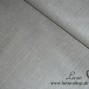 Könnte beinhalten: Nahaufnahme eines hellgrauen Stoffes mit einer dezenten Textur. Der Stoff ist glatt und hat einen leichten Glanz. Der Stoff ist perfekt für Nähprojekte, Quilten und Basteln.