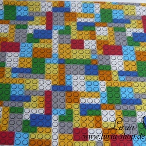 Puede incluir: Una tela colorida con un patr&oacute;n repetitivo de cuadrados y c&iacute;rculos de diferentes colores. Los cuadrados son en tonos de rojo, naranja, amarillo, verde, azul y gris. Los c&iacute;rculos son blancos.