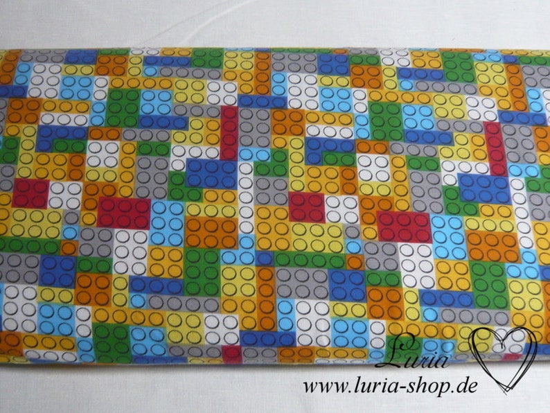 Puede incluir: Una tela colorida con un patr&oacute;n repetitivo de bloques de diferentes colores. Los bloques est&aacute;n dispuestos en un patr&oacute;n aleatorio y tienen un fondo blanco con peque&ntilde;os c&iacute;rculos. La tela es perfecta para acolchar, coser y hacer manualidades.