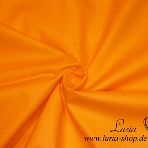 以下が含まれることがあります： 滑らかな質感の明るいオレンジ色の生地。生地は折り畳まれ、ドレープされており、柔らかく流れるような品質がわかります。