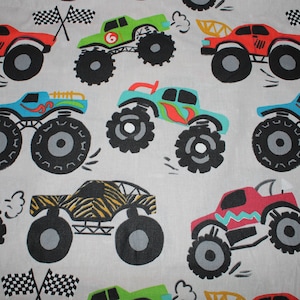 Peut inclure: Un tissu blanc avec un motif répété de monster trucks de différentes couleurs, notamment rouge, vert, bleu et noir. Les camions ont de grandes roues et roulent sur un fond blanc. Le tissu est parfait pour les projets d'artisanat, tels que les courtepointes, les oreillers et les sacs.