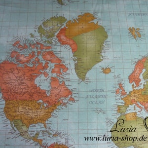 Op de afbeelding: Een vintage wereldkaartstof met een blauwe achtergrond en een rasterpatroon. De continenten zijn omlijnd in oranje en bruin met een vervaagde uitstraling. De kaart bevat de tekst "SOUTHERN OCEAN" en "NORTH ATLANTIC OCEAN".