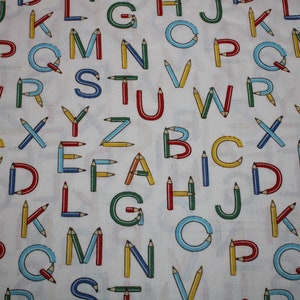 Könnte beinhalten: Weißer Stoff mit einem sich wiederholenden Muster aus bunten Buchstaben des Alphabets. Jeder Buchstabe wird von einem Bleistift in einer anderen Farbe gebildet.