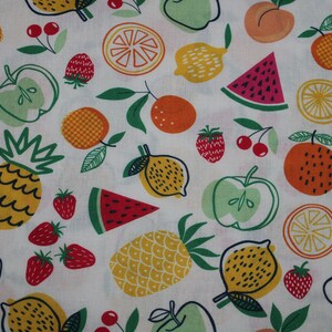 Può includere: Tessuto bianco con un motivo ripetitivo di frutta e verdura colorate. Il motivo include ananas, limoni, mele, angurie, arance, fragole e ciliegie.