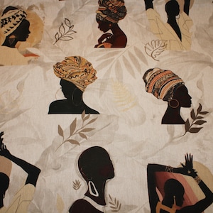 Può includere: Un tessuto beige con un motivo ripetuto di silhouette nere di donne che indossano turbanti colorati. Le donne sono raffigurate in varie pose, alcune con la testa inclinata e altre con le braccia alzate. Il tessuto ha una texture sottile e una sensazione leggera e ariosa.