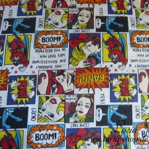Può includere: Un tessuto bianco con un motivo ripetuto di pannelli di fumetti. I pannelli presentano uno schema di colori rosso, giallo e blu con immagini di supereroi, donne e fumetti con testo come "BOOM!" e "BANG!"