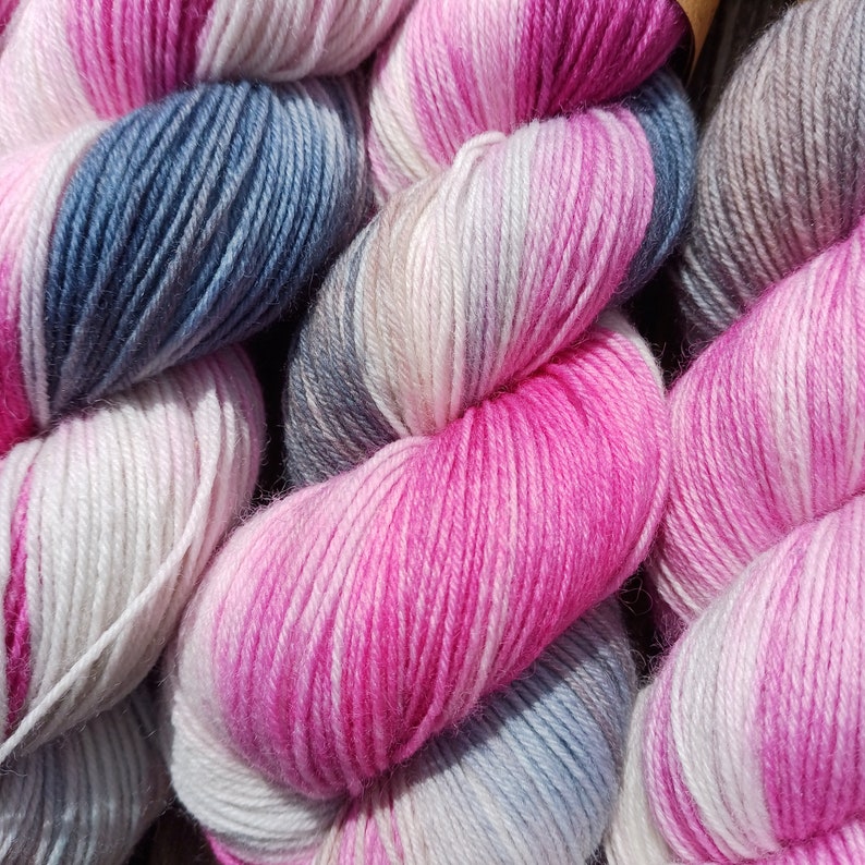 Hilo de calcetín HANDDYED Magnolia Blossom piezas únicas teñidas a mano imagen 4