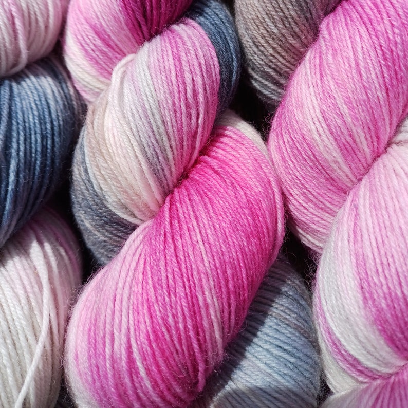 Hilo de calcetín HANDDYED Magnolia Blossom piezas únicas teñidas a mano imagen 3