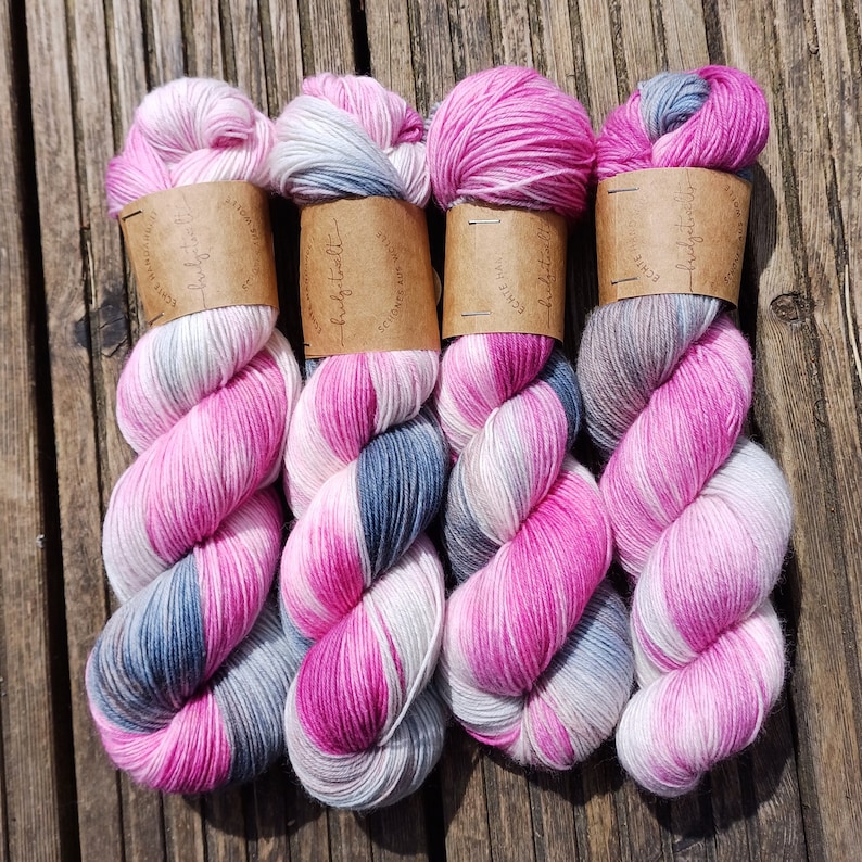 Hilo de calcetín HANDDYED Magnolia Blossom piezas únicas teñidas a mano imagen 1