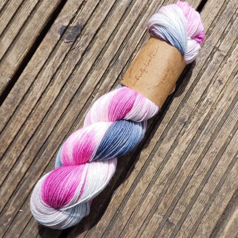 Hilo de calcetín HANDDYED Magnolia Blossom piezas únicas teñidas a mano imagen 2