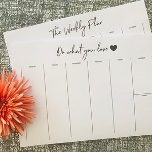 Könnte beinhalten: Ein weißer, druckbarer Wochenplaner mit dem Text "The Weekly Plan" und "Do what you love" mit einem schwarzen Herzsymbol. Der Planer hat Platz für jeden Tag der Woche, von Montag bis Sonntag.