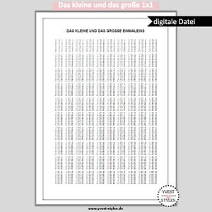 Könnte beinhalten: Ein weiß gerahmtes Poster mit einer Einmaleins-Tabelle in Schwarz-Weiß. Der Text oben lautet DAS KLEINE UND DAS GROSSE EINMALEINS. Ein schwarzes Banner oben rechts zeigt digitale Datei. Ein Logo unten rechts zeigt den Schriftzug YVEST STYLES.