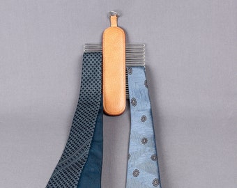 Krawattenhalter mit 3 Krawatten, Retro Accessoire aus den 60ern, Vintage Lifestyle.
