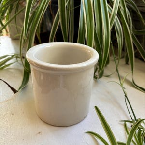 vintage jampot, aardewerken mok, opbergmeubel voor de landelijke keuken, kooklepel