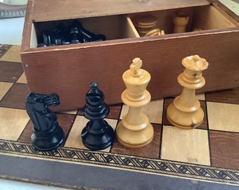 Nachhaltig, gedrechseltes Schachspiel mit Brett komplett