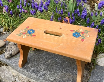 vieux repose-pieds tabouret en bois décoration de jardin minable