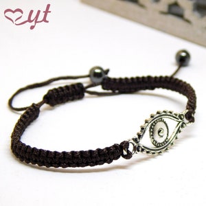 Eye brown macramé bracelet. Sliding knot.