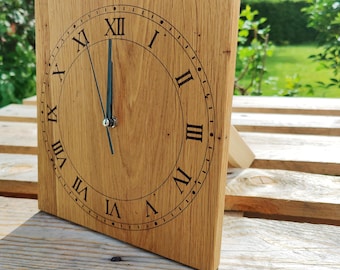 Reloj de pared de roble hecho a mano con números romanos: radiocontrolado y silencioso | Reloj de pared rústico de madera | Idea de regalo