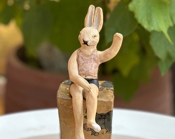 Hase Tonskulptur auf Sockel sitzend Einzelstück