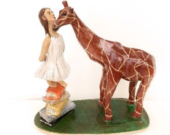 Tonskulptur Steinzeug Mädchen mit Giraffe