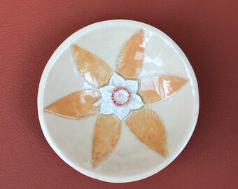 Ceramic jewelry bowl with flower