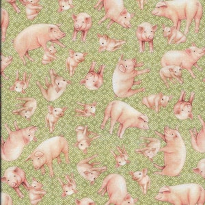 Könnte beinhalten: Ein grüner Stoff mit einem sich wiederholenden Muster aus rosa Ferkeln. Die Ferkel sind in verschiedenen Posen, einige liegen, einige stehen und einige sind zusammengerollt. Der Stoff ist perfekt zum Quilten, Nähen oder Basteln.
