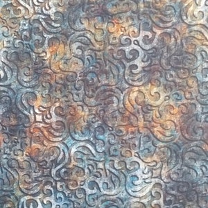 Könnte beinhalten: Ein Stoff mit einem blauen, braunen und weißen Farbschema. Der Stoff hat ein sich wiederholendes Muster aus komplizierten Wirbeln und Locken.