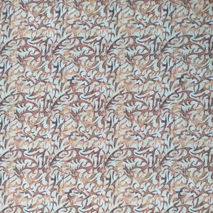 Könnte beinhalten: Ein nahtloses Stoffmuster mit einem sich wiederholenden Muster aus braunen und weißen stilisierten Blättern. Der Hintergrund ist hellbeige.