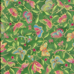 Könnte beinhalten: Ein lebendiger grüner Stoff mit einem sich wiederholenden Muster aus bunten Schmetterlingen, Libellen und Marienkäfern. Die Insekten sind in Rosa-, Blau- und Goldtönen gehalten und weisen komplizierte Details auf. Das Design umfasst Blattranken.