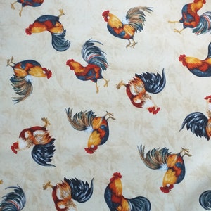 Könnte beinhalten: Ein beigefarbener Stoff mit einem sich wiederholenden Muster aus bunten Hähnen. Die Hähne sind in verschiedene Richtungen gewandt und haben rote, orange, gelbe und blaue Federn.