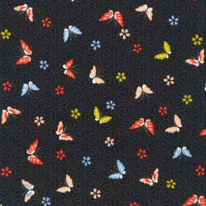 Könnte beinhalten: Schwarzer Stoff mit einem sich wiederholenden Muster aus rosa, blauen und gelben Schmetterlingen und kleinen roten, gelben und blauen Blumen. Der Hintergrund ist ein schwarzes geometrisches Muster.