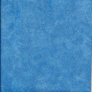 Könnte beinhalten: Ein blauer, strukturierter Stoff mit einem Muster aus kleinen Kreisen und Sechsecken.