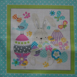 Könnte beinhalten: Ein weißer Hase mit langen Ohren sitzt auf weißem Hintergrund mit bunten Ostereiern, Schmetterlingen und Vögeln. Der Hase ist umgeben von Blumen und Eiern in den Farben Rosa, Lila, Blau und Gelb.