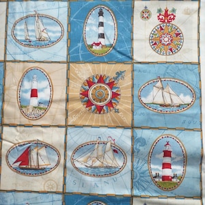 Könnte beinhalten: Stoff mit nautischem Thema mit Segelbooten, Leuchttürmen und Windrosen in ovalen Rahmen. Das Design umfasst einen kartenartigen Hintergrund mit blauen, beigen und roten Akzenten. Der Stoff ist wahrscheinlich Baumwolle oder ein ähnliches Material.